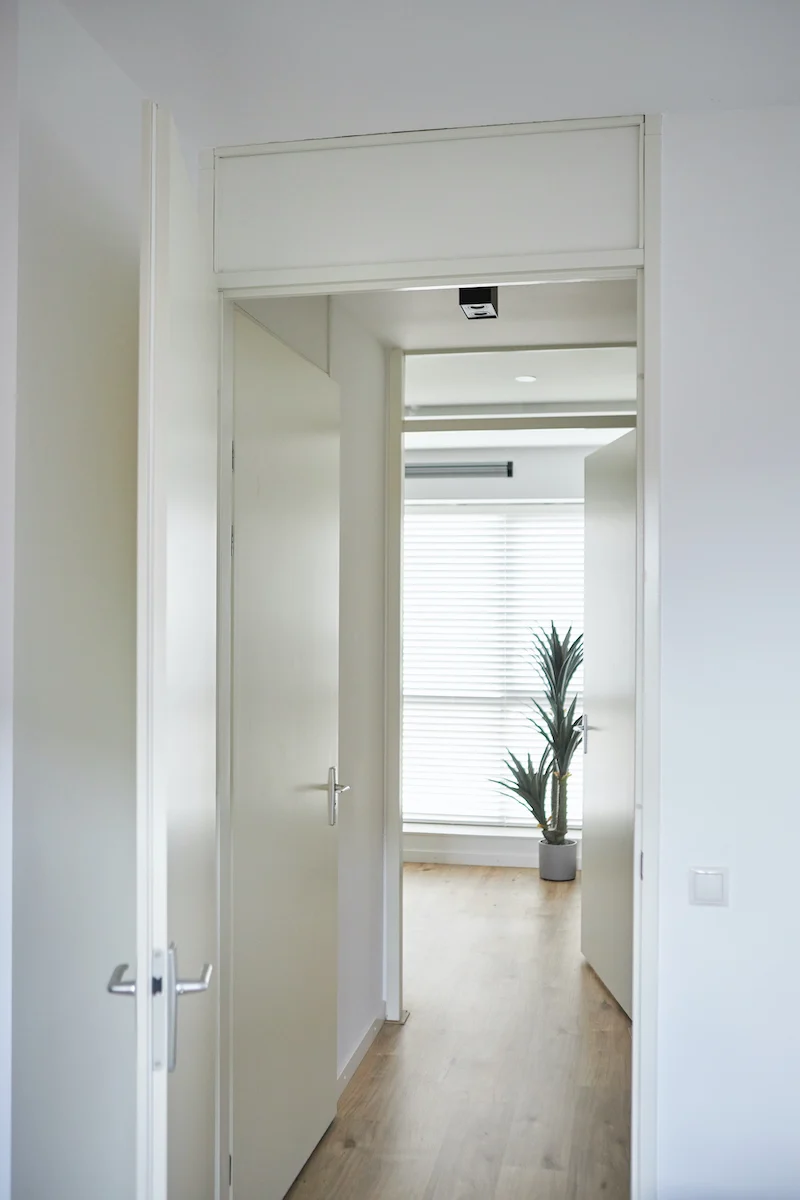 Fermer une imposte de porte soi-même : suivez notre guide