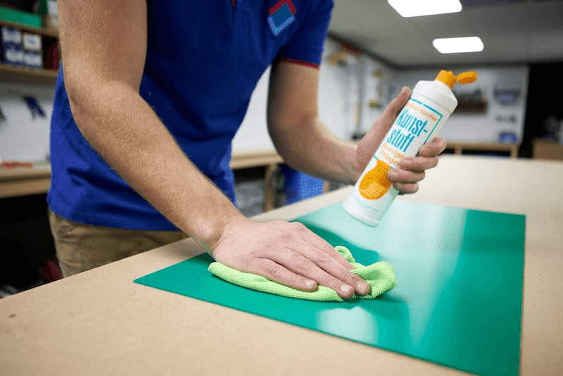 Czyszczenie-plyty-ze-spienionego-PVC-foamboard