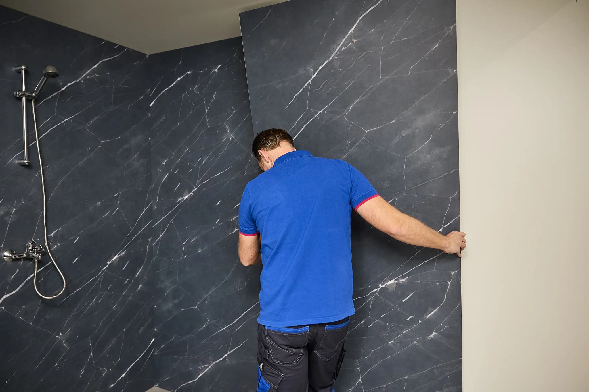 Chcesz odnowić kabinę prysznicową bez skuwania płytek?